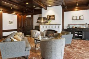 阿沃斯塔尼亚明星贝斯特韦斯特酒店的带沙发和壁炉的客厅
