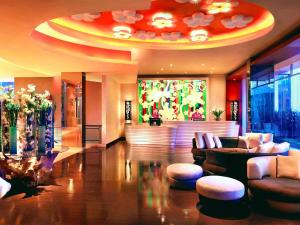 登巴萨巴厘岛登巴萨宜必思尚品酒店的大堂,设有沙发和椅子