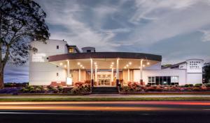 罗托鲁瓦Arawa Park Hotel, Independent Collection by EVT的一座白色的大建筑,灯火通明