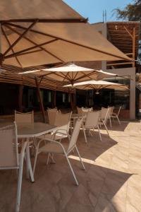 伊察埃尔华卡其内罗酒店的庭院内桌椅和遮阳伞