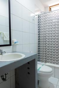 伊察埃尔华卡其内罗酒店的一间带水槽、卫生间和淋浴的浴室