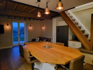谢菲尔德Top Hill Farm Cottage的一间带木桌和椅子的用餐室