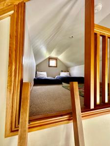 特卡波湖乐思旅舍的阁楼上的卧室配有两张床