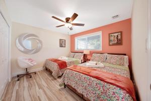 达尼亚滩Dania Beach Waterfront,near Hollywood & Fll的一间卧室配有两张床和吊扇