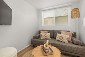 赫斯基森Husky Tiny Home by Experience Jervis Bay的客厅配有沙发和桌子