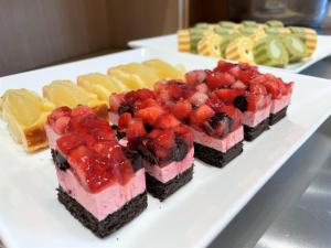 滨松滨松里士满酒店的白盘上的一排甜点