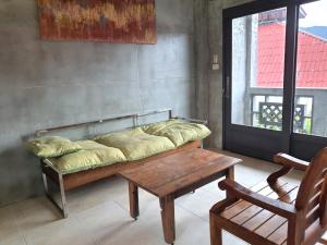 Ban LamaiBEACHWAY APARTMENT的沙发,客厅里设有窗户
