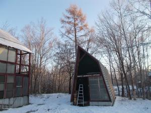 二世古二世古白熊山林小屋的雪上带梯子的小建筑