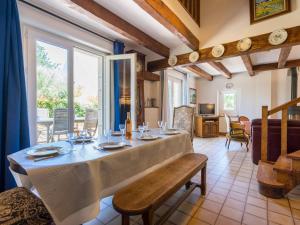 卡纳克Villa Carnac, 6 pièces, 12 personnes - FR-1-477-19的用餐室配有带酒杯的桌子