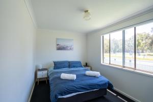 斯旺西Lakeside dream的一间卧室设有一张床和一个大窗户