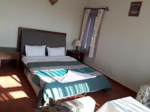 加德满都Drala Resort Nepal的酒店客房,配有两张床和椅子