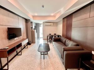 曼谷12 The Residence Hotel - Near By Don Mueang Airport的带沙发和电视的客厅