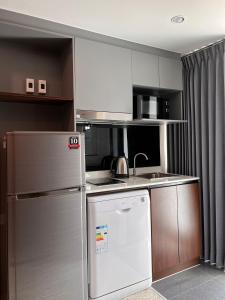 曼谷12 The Residence Hotel & Apartment - SHA的一间带冰箱和水槽的小厨房