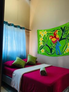 阿拉胡埃拉Around Juan Santa María的一间卧室配有两张床,墙上挂着一幅画