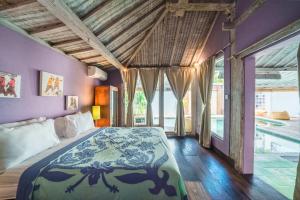 塞米亚克Villa West - Charming 2 bdr villa in Oberoi - PERFECT LOCATION!的一间卧室设有一张床和一个游泳池