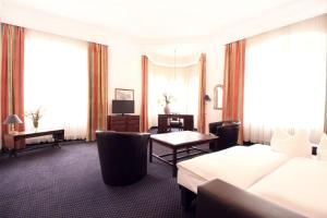 肯普滕福尔斯坦恩霍夫酒店的配有一张床和一张书桌的酒店客房