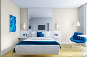 巴统Batumi Inn Aparthotel With Sea View的一间卧室配有一张床和一张蓝色椅子