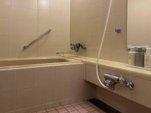 札幌LIT’S INN Sapporo的浴室设有淋浴和软管