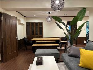 札幌LIT’S INN Sapporo的客厅配有沙发和桌子