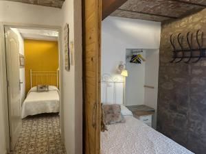 特鲁希略Casatrujillo AT-CC00739的卧室配有一张床铺,位于一个黄色墙壁的房间