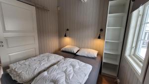 耶卢Øen Turistsenter Cottages的一间卧室设有两张床和窗户。