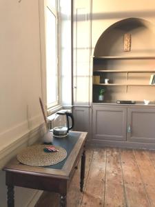 富热尔Mercier de Montigny - Les Chambres du Beffroi - SPA et Massage的客房设有木桌和长凳。