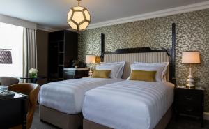 伦敦The Academy - Small Luxury Hotels of the World的配有2盏灯的酒店客房的2张床