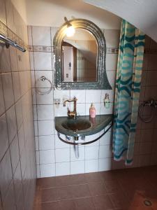 阿洛尼索斯古镇SeaL Villa的一间带水槽和镜子的浴室