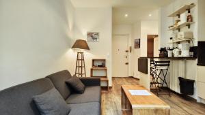 尼斯Appartement maison Jeanne by Booking Guys的客厅配有沙发和桌子