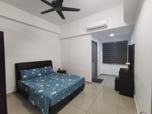实兆远Coco HomeStay 旅人の家@The Venus Sitiawan Perak的一间卧室配有一张床和吊扇