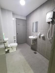 实兆远Coco HomeStay 旅人の家@The Venus Sitiawan Perak的一间带卫生间和水槽的浴室