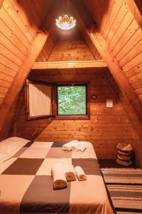 尼科洛西Matilde's Chalet Etna Nature House的木制客房的一张床位,设有窗户