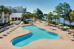 巴拿马城海滩Bluegreen's Bayside Resort and Spa at Panama City Beach的享有度假村游泳池的空中景致,配有躺椅