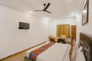 新德里FabExpress Taj Residency的一间酒店客房,配有一张床和一台电视