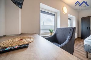WeenerFerienapartments Junker & Auen的客房设有桌子、椅子和窗户。