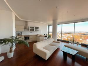 维尔纽斯Panoramic Apartment Vilnius的客厅配有沙发和桌子