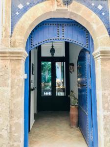 索维拉Riad Dar Awil的蓝色门房子的入口