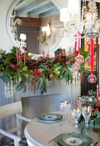 格拉纳达La Corrala del Realejo的餐桌上装饰着圣诞花