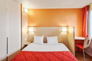 圣让德韦达西蒙彼利埃 - 圣让维达普瑞米尔经典酒店的配有一张床和一张书桌的酒店客房