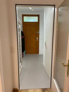 塞瓦尔兴Appartement Seenähe mit gratis Tiefgaragenplatz的走廊,门通往房间