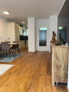 塞瓦尔兴Appartement Seenähe mit gratis Tiefgaragenplatz的一间厨房和铺有硬木地板的用餐室