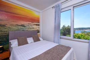 奥瑞比克Holiday Villa Perna的一间卧室设有一张床和一个大窗户