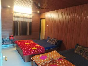 马泰兰altafs motel的木墙客房的两张床