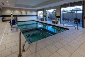 MaricopaLa Quinta Inn & Suites by Wyndham Maricopa Copper Sky的在酒店房间的一个大型游泳池