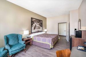 哥伦比亚哥伦比亚速8酒店的配有一张床和一把椅子的酒店客房