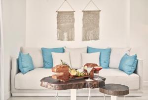 卡马利Nikki Beach Resort & Spa Santorini的客厅配有带蓝色枕头的沙发