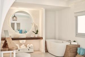卡马利Nikki Beach Resort & Spa Santorini的浴室配有白色浴缸和镜子