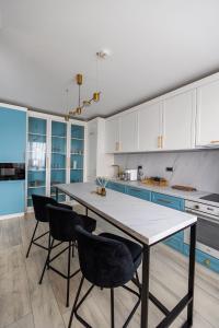 阿拉德Arad Residence - DeLuxe Blue Apartment的厨房配有桌椅