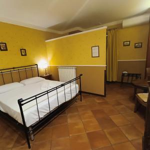 那不勒斯德潘丹斯住宿加早餐旅馆的一间卧室设有一张床和黄色的墙壁