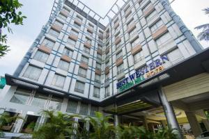 仰光Best Western Green Hill Hotel的上面标有标志的酒店大楼